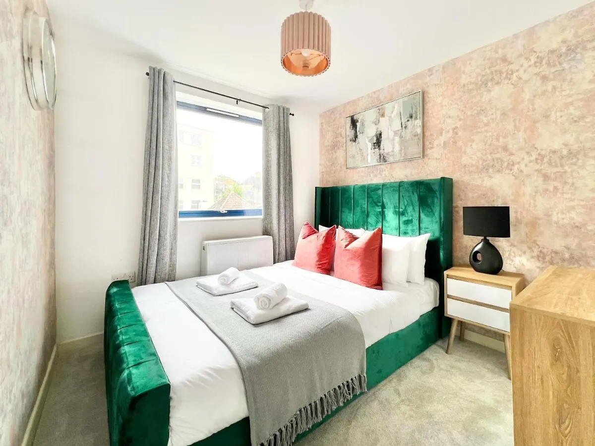 Weekly Or Monthly Stay - Relocation & Business - 4 Guests - By Hofin Stays Short Lets & Serviced Accommodation London United Kingdom
