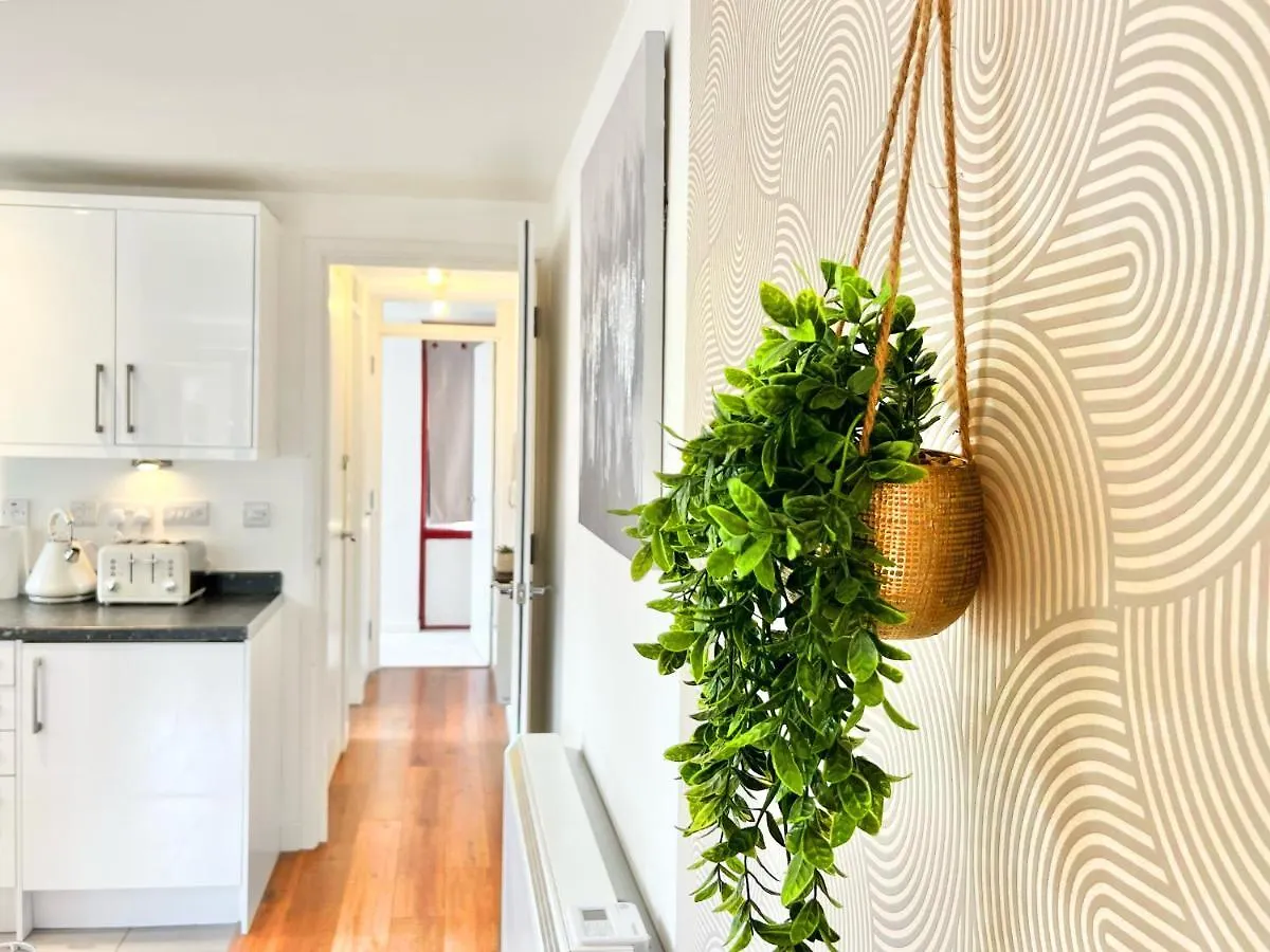 Weekly Or Monthly Stay - Relocation & Business - 4 Guests - By Hofin Stays Short Lets & Serviced Accommodation London Apartment