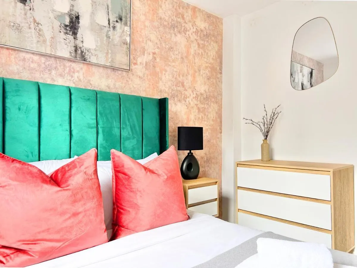 Weekly Or Monthly Stay - Relocation & Business - 4 Guests - By Hofin Stays Short Lets & Serviced Accommodation London