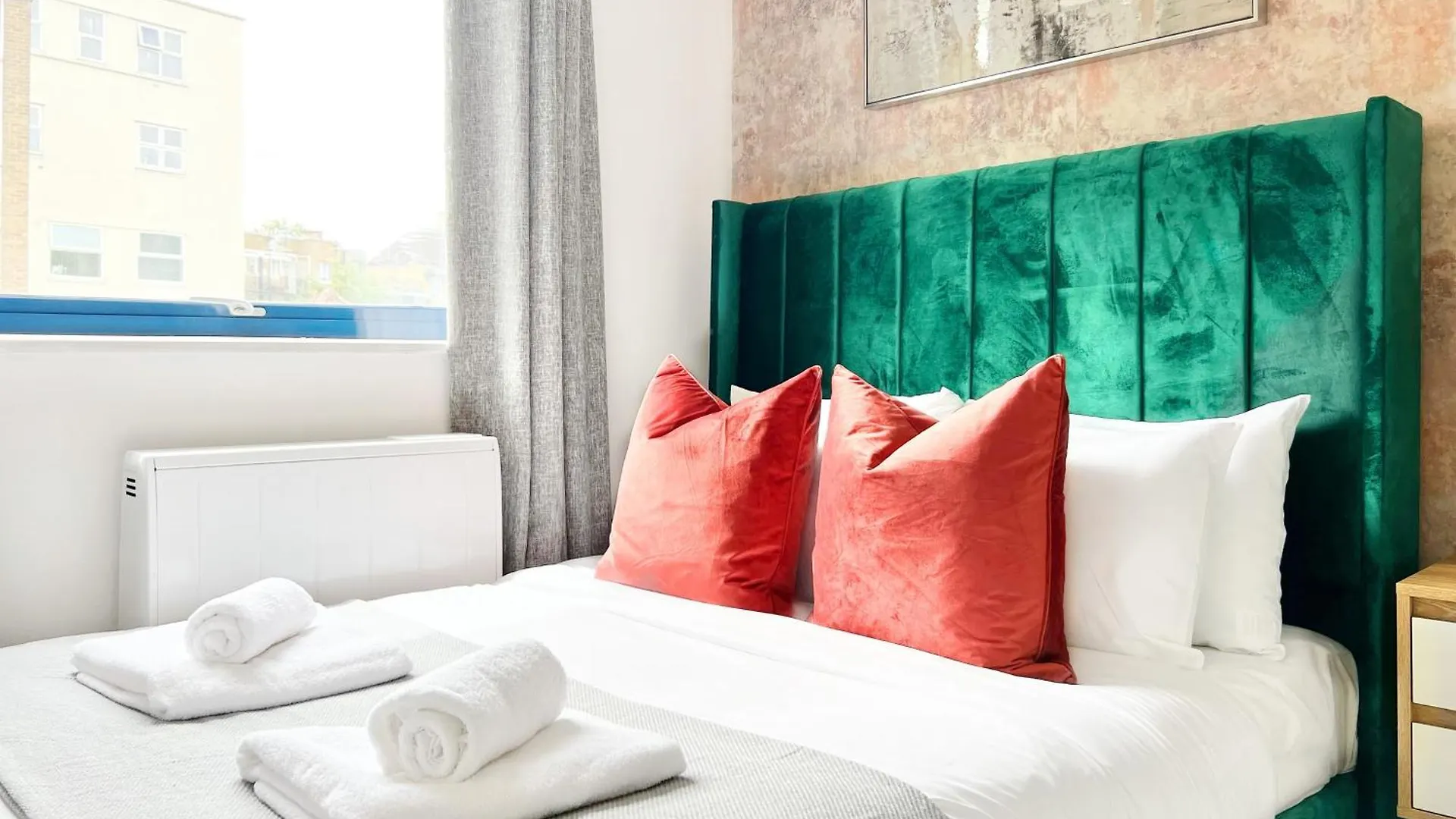 Weekly Or Monthly Stay - Relocation & Business - 4 Guests - By Hofin Stays Short Lets & Serviced Accommodation London